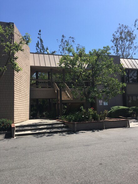 5053 La Mart Dr, Riverside, CA à vendre - Photo de l’immeuble – Image 3 sur 10