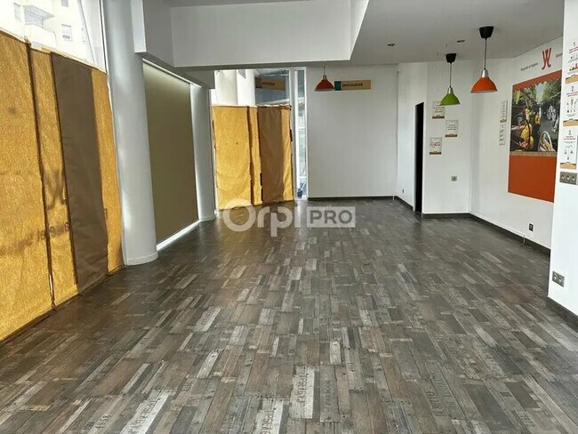 Plus de détails pour Local commercial à louer