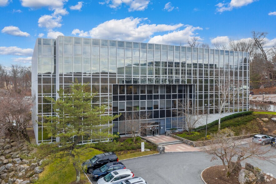 1025 Westchester Ave, White Plains, NY à louer - Photo principale – Image 1 sur 11