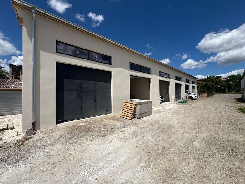 Local d'activités dans Saint-Priest à vendre - Photo de l’immeuble – Image 2 sur 9