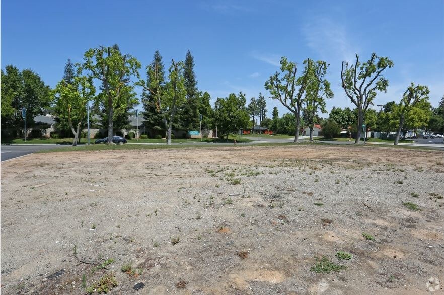 7095 N Marks Ave, Fresno, CA à louer - Photo principale – Image 1 sur 1