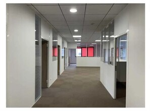 Local d’activités dans Saint-Priest à louer Photo intérieure– Image 2 sur 4