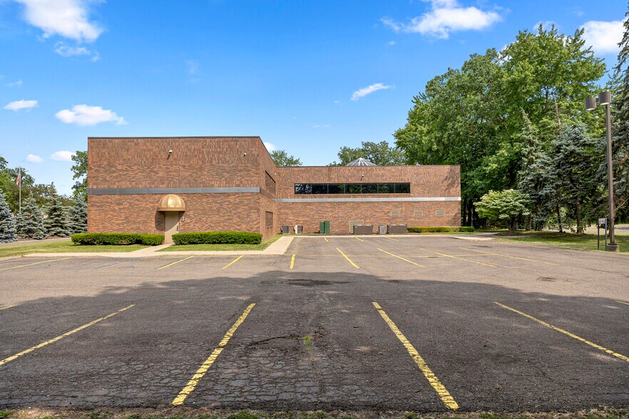15360 S Commerce Dr, Dearborn, MI à vendre - Photo de l’immeuble – Image 3 sur 56