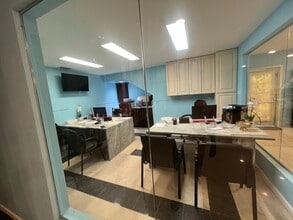 7704 W Hillsborough Ave, Tampa, FL à louer Photo intérieure– Image 2 sur 22