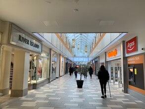 The Square, Camberley à louer Photo de l’immeuble– Image 1 sur 1