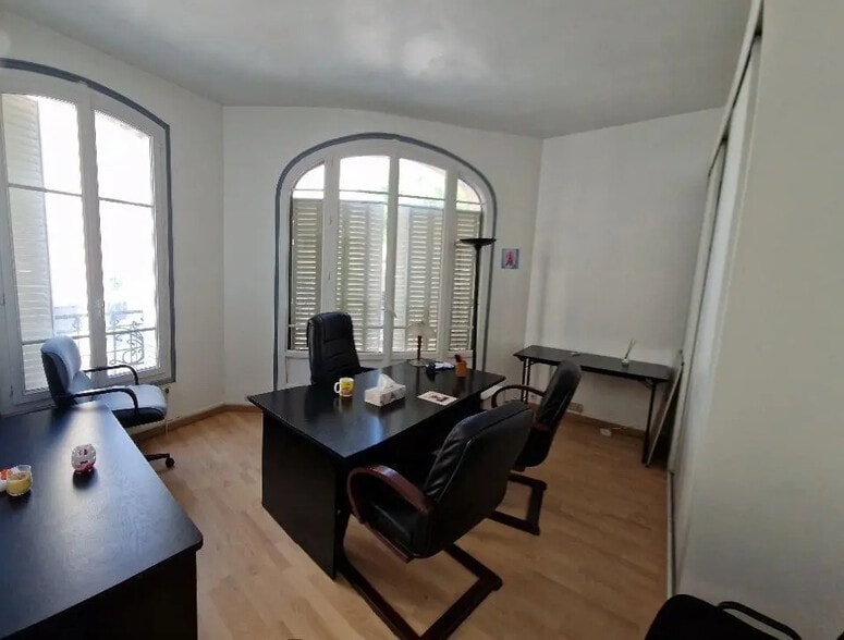 Bureau dans Saint-Denis à vendre - Photo de l’immeuble – Image 3 sur 12