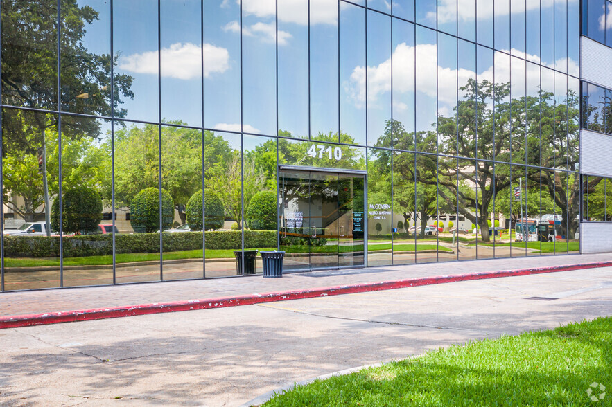 4710 Bellaire Blvd, Bellaire, TX à louer - Photo de l’immeuble – Image 3 sur 26