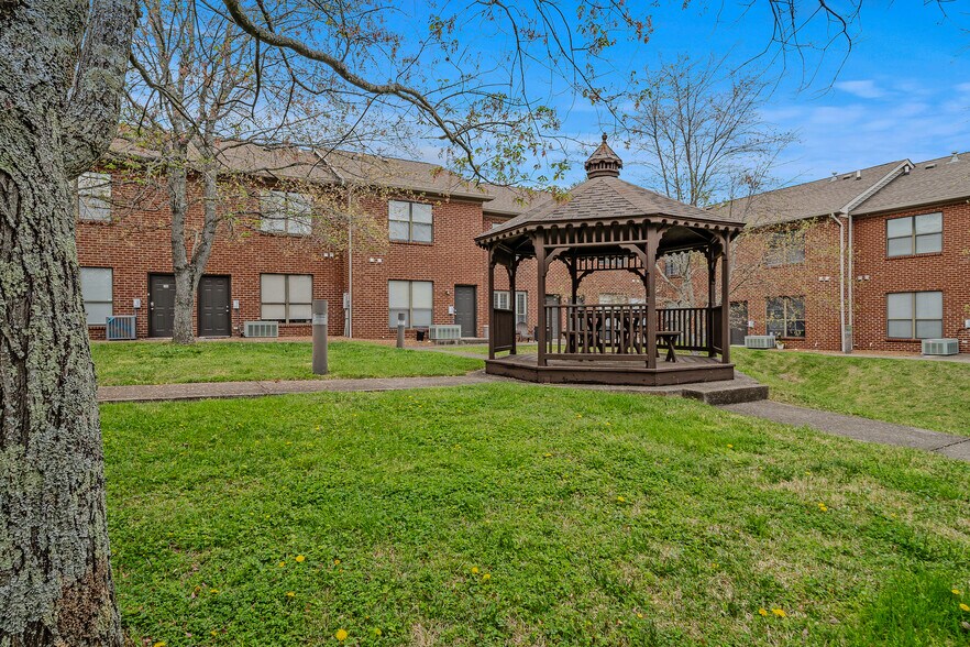 504 Autumn Springs Ct, Franklin, TN à louer - Photo de l’immeuble – Image 2 sur 7