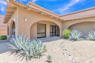 13711 W Camino Del Sol, Sun City West, AZ à louer Photo de l’immeuble– Image 2 sur 14