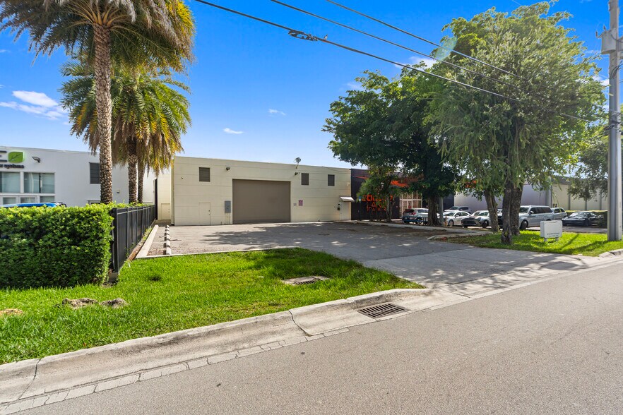8111-8113 NW 54th St, Miami, FL à louer - Photo de l’immeuble – Image 3 sur 36
