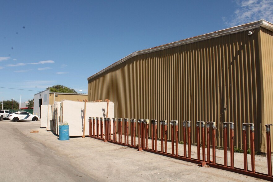 4603 Fowler St, Fort Myers, FL à vendre - Photo de l’immeuble – Image 2 sur 3