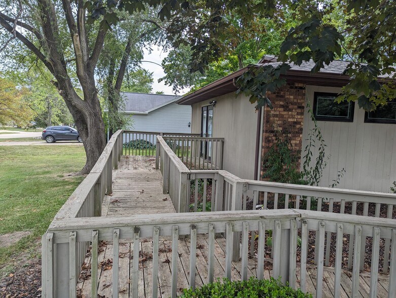 1820 McKinley Ave, Charleston, IL à louer - Photo de l’immeuble – Image 2 sur 21