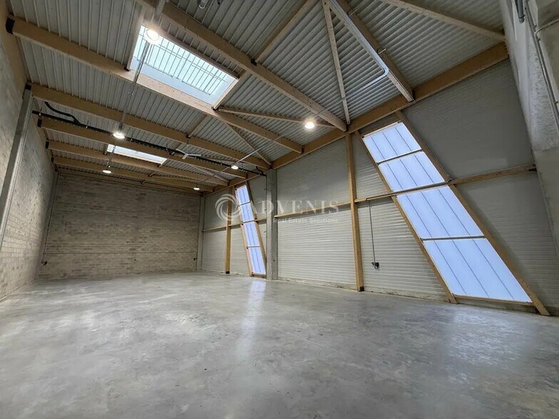 Local d’activités dans Lognes à louer - Photo de l’immeuble – Image 1 sur 12