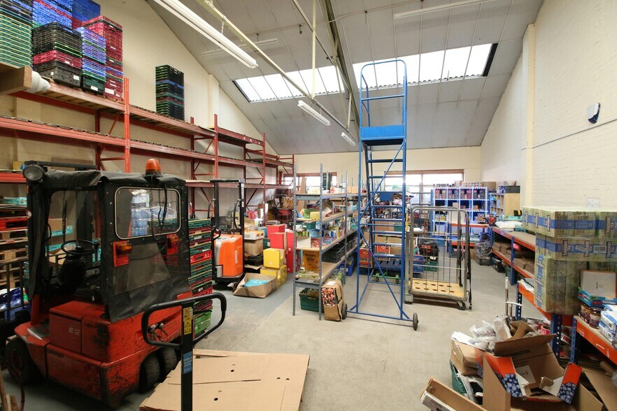Units 1-9 Kildare Close, Ruislip à louer - Photo intérieure – Image 2 sur 3