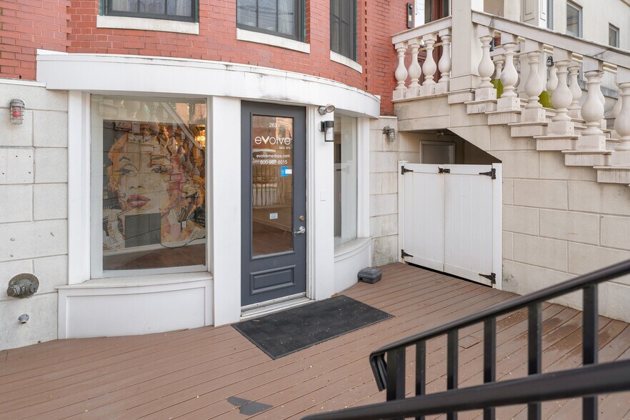 263 Grand St, Jersey City, NJ à louer - Photo de l’immeuble – Image 3 sur 10