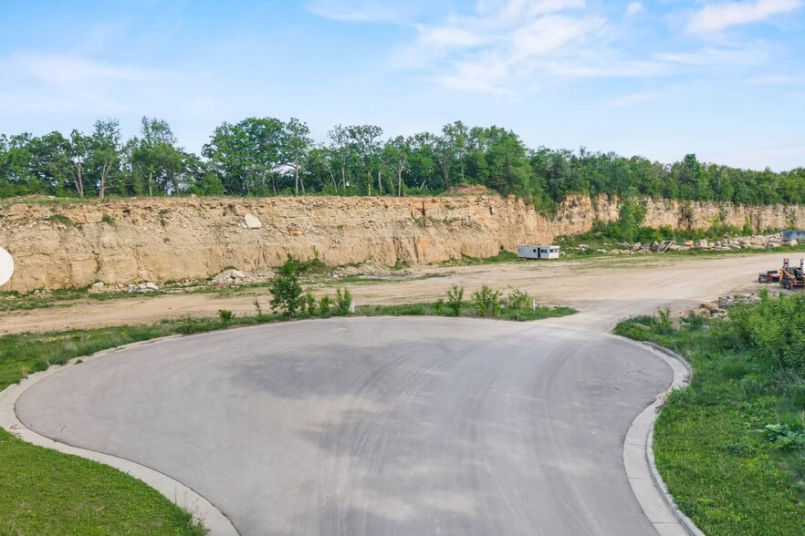 1750 Rocky Bluff Ct, Cross Plains, WI à vendre - Photo de l’immeuble – Image 2 sur 12