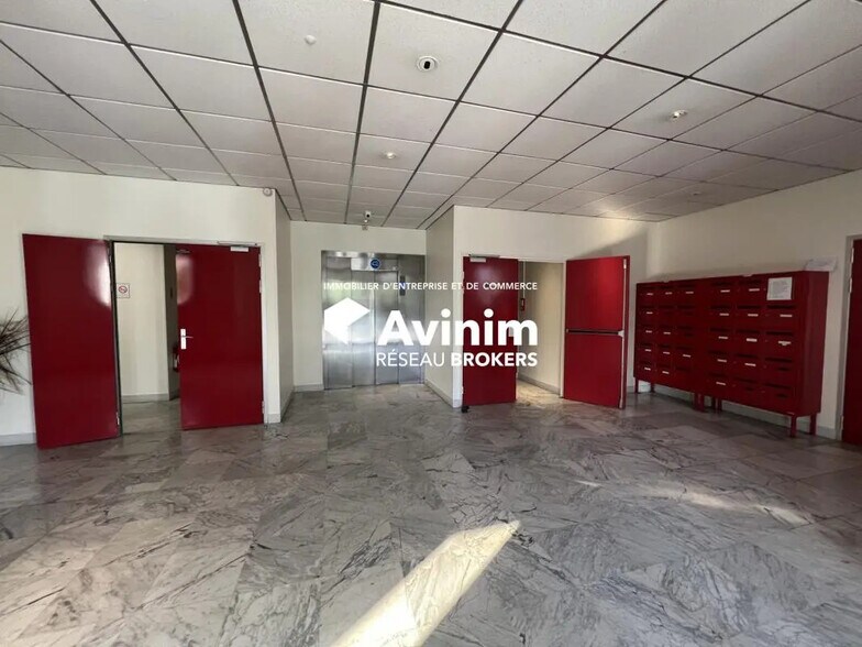 Bureau dans Villebon-sur-Yvette à vendre - Hall d’entrée – Image 3 sur 10