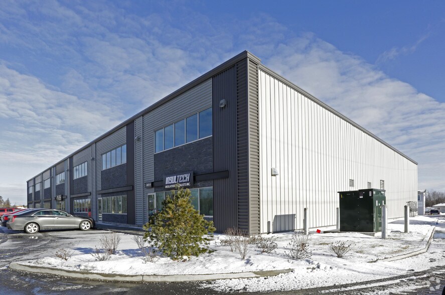 1035 Moodie Dr, Nepean, ON à louer - Photo principale – Image 1 sur 3