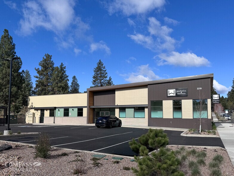 2219 NW Labiche Ln, Bend, OR à louer - Photo de l’immeuble – Image 2 sur 6