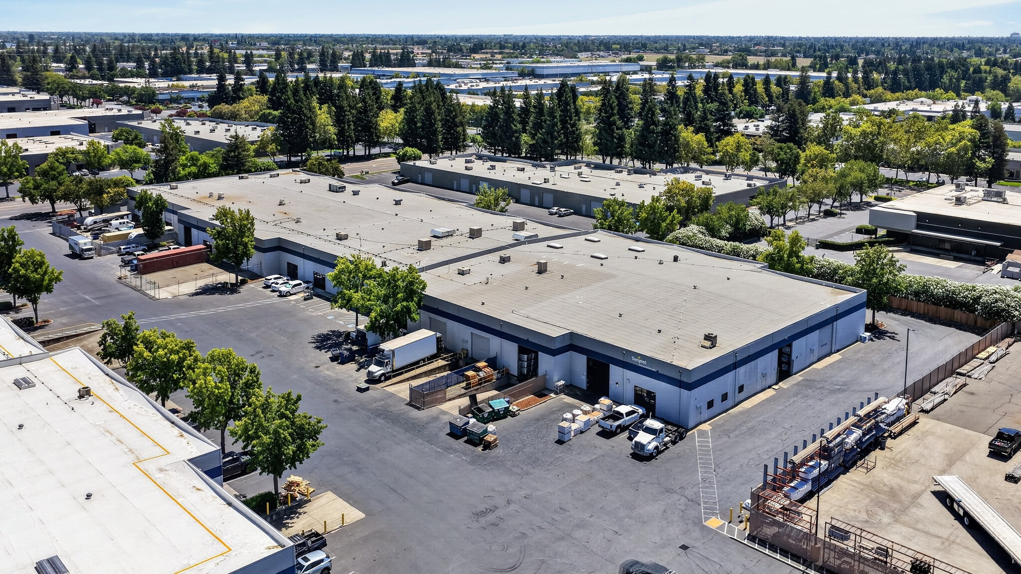 1045 W National Dr, Sacramento, CA à louer Photo de l’immeuble– Image 1 sur 1