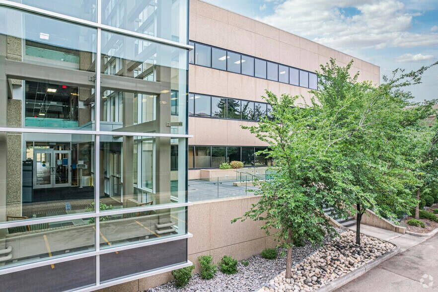 8615 51st Ave NW, Edmonton, AB à louer - Photo de l’immeuble – Image 1 sur 4