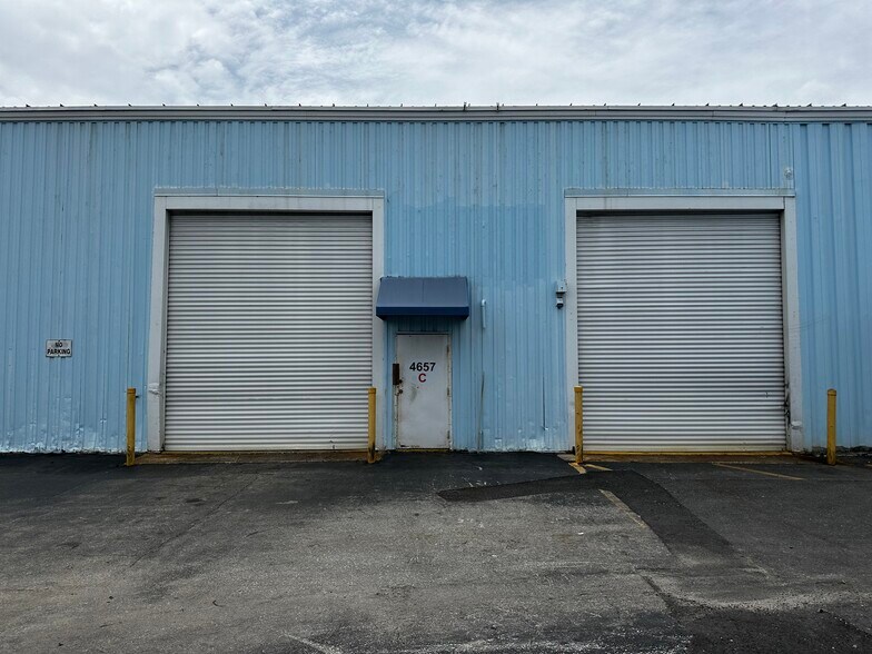 4645-4657 Southern Blvd, West Palm Beach, FL à louer - Photo de l’immeuble – Image 3 sur 11