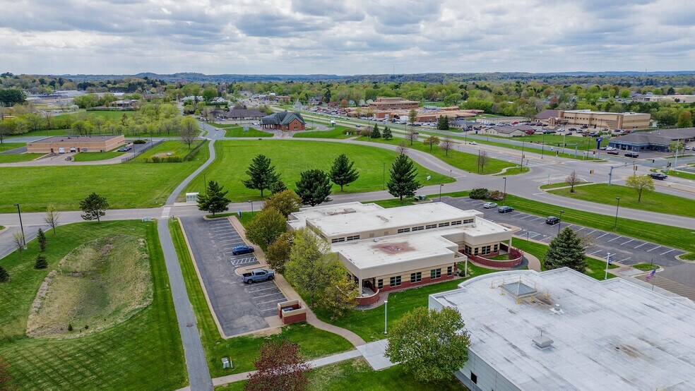 401 Technology Dr E, Menomonie, WI à vendre - Photo de l’immeuble – Image 2 sur 27