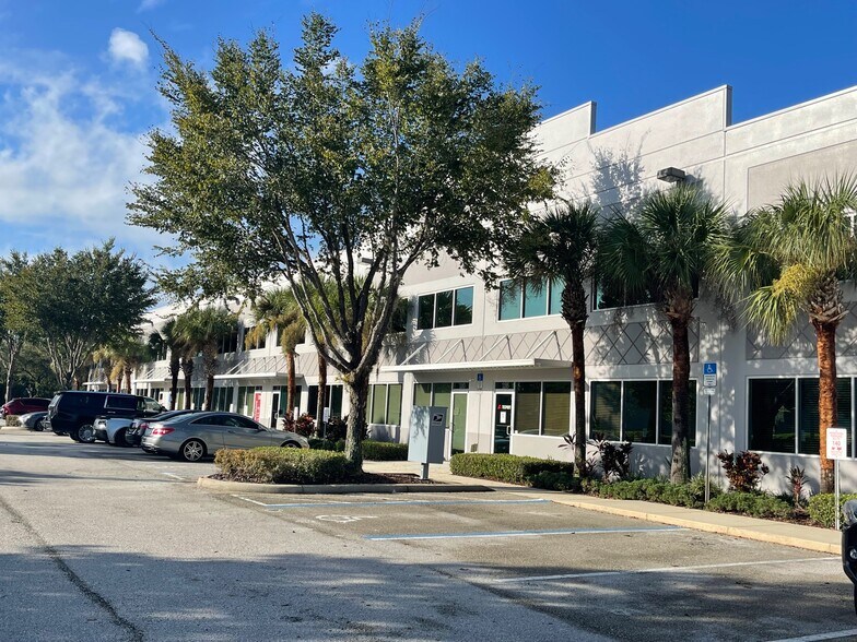6457 Hazeltine National Dr, Orlando, FL à louer - Photo de l’immeuble – Image 2 sur 18