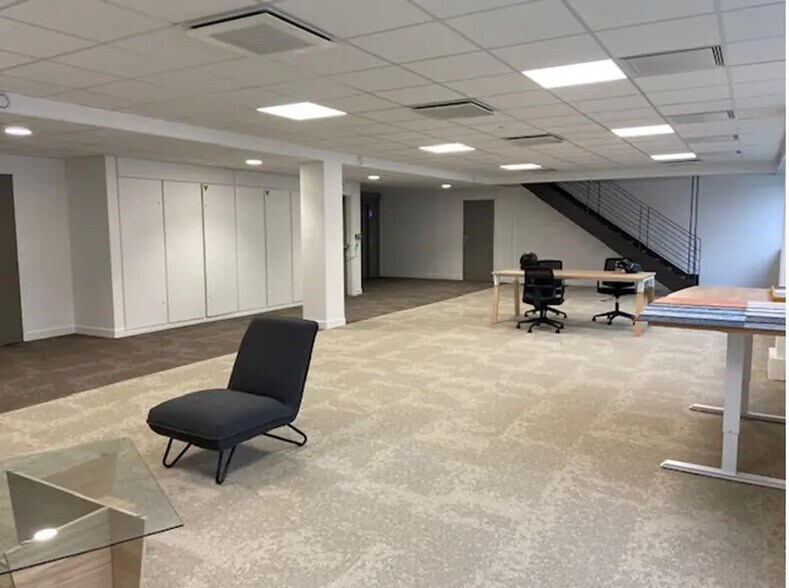 Bureau dans Issy-les-Moulineaux à vendre - Photo de l’immeuble – Image 2 sur 9