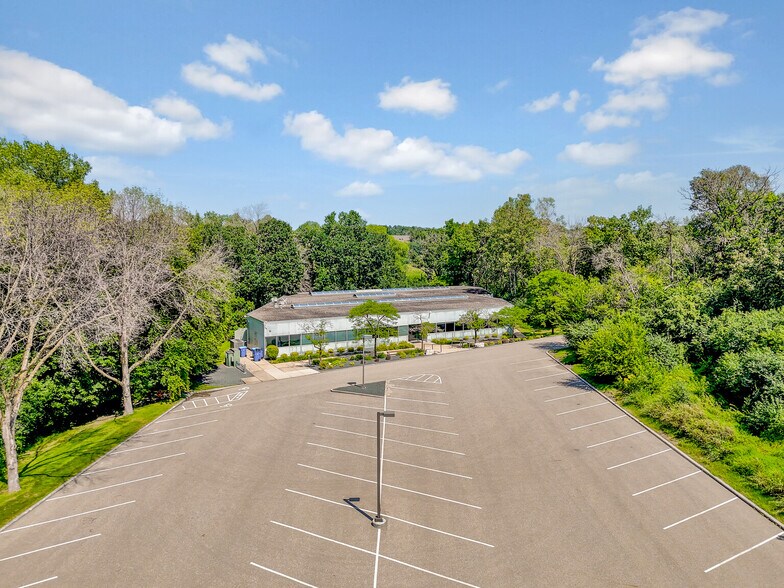 1000 Parkers Lake Rd, Minnetonka, MN à louer - Photo de l’immeuble – Image 3 sur 13