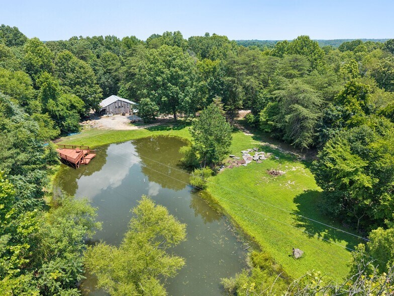 1374 Peter Pond Rd, Ashland City, TN à vendre - Photo principale – Image 1 sur 87