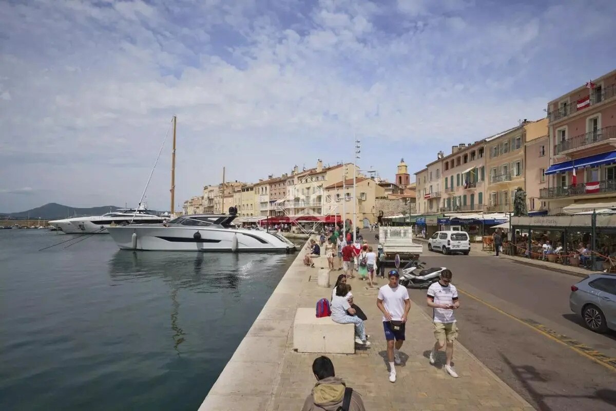 Local commercial dans Saint-Tropez à louer Photo de l’immeuble– Image 1 sur 4