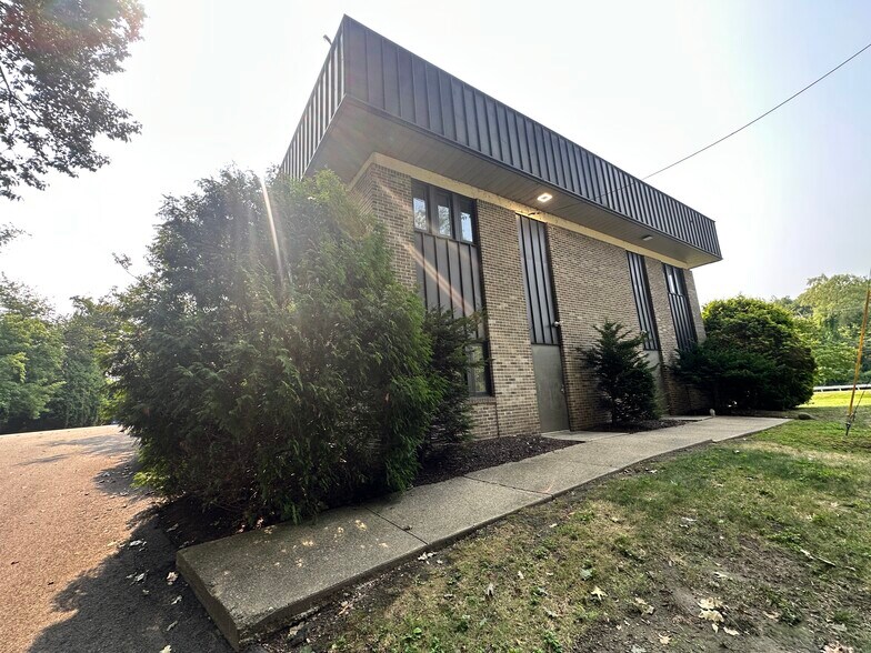 106 Nate Whipple Hwy, Cumberland, RI à louer - Photo de l’immeuble – Image 2 sur 15