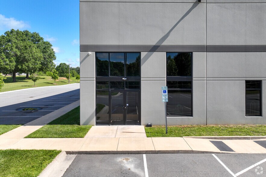 2675 Annapolis Dr, Winston-Salem, NC à louer - Photo de l’immeuble – Image 3 sur 6
