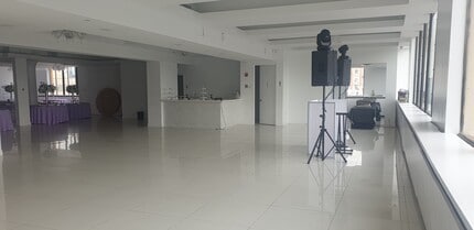 4701 Van Dam St, Long Island City, NY à louer Photo de l’immeuble– Image 2 sur 14