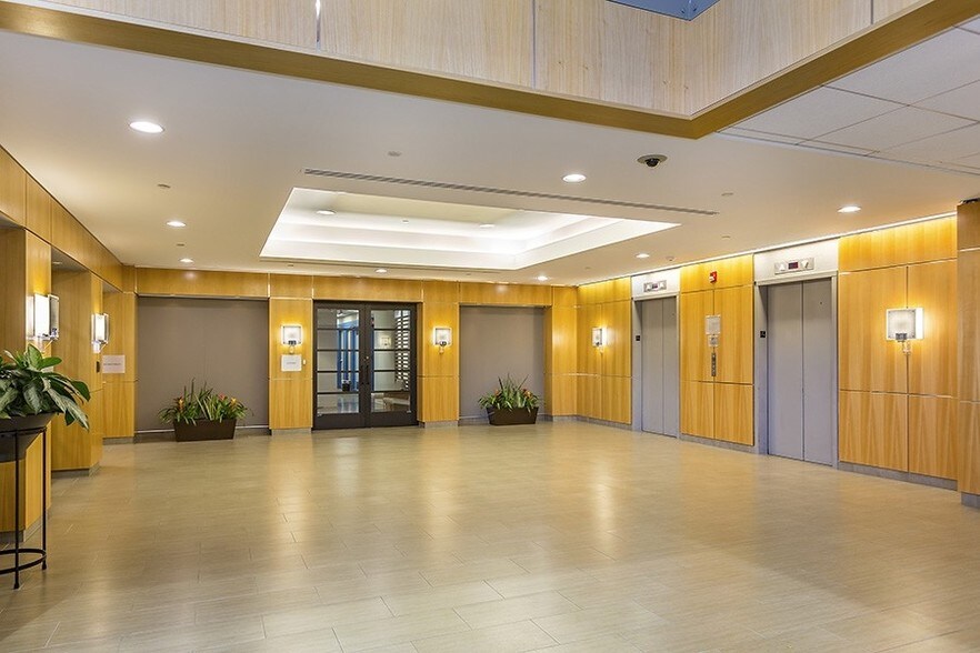 123 Tice Blvd, Woodcliff Lake, NJ à louer - Hall d’entrée – Image 2 sur 17
