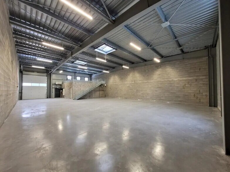 Industriel/Logistique dans Croissy-Beaubourg à louer - Photo de l’immeuble – Image 2 sur 3