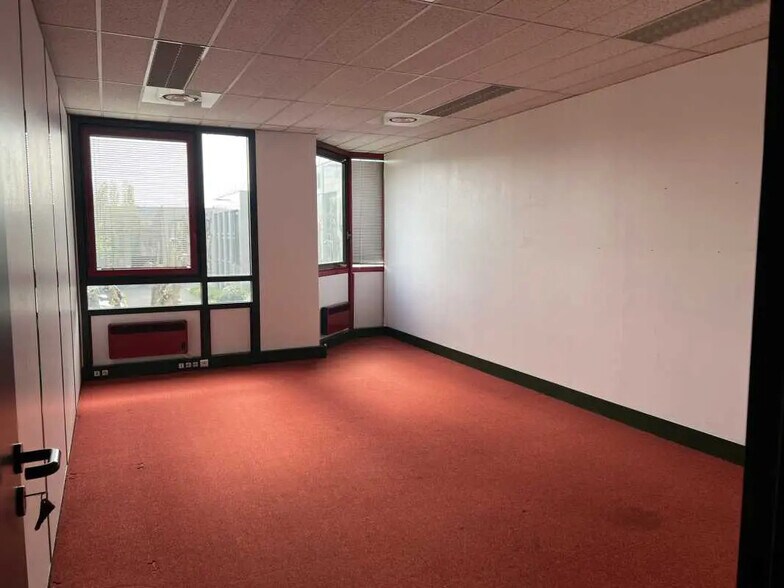69 Rue De La Belle Etoile, Roissy-en-France à louer - Photo de l’immeuble – Image 2 sur 13