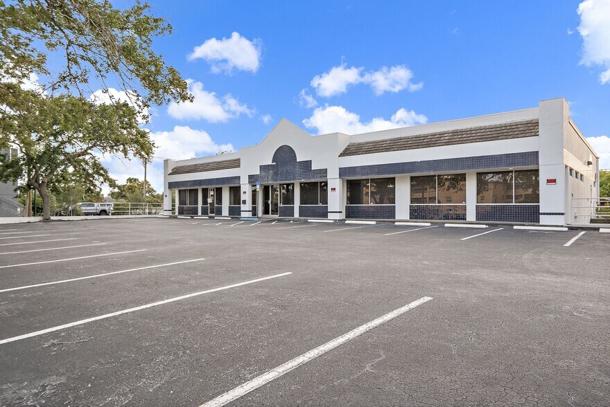 8730 4th St N, Saint Petersburg, FL à louer - Photo de l’immeuble – Image 2 sur 25