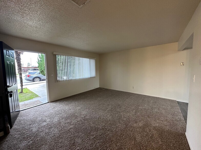412 E 4th St, Madera, CA à vendre - Photo intérieure – Image 3 sur 48