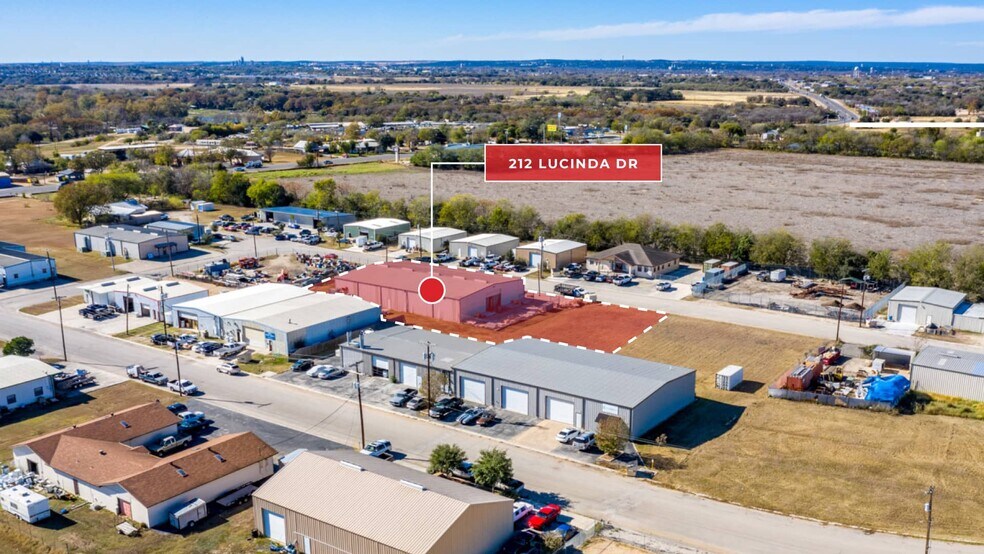 212 Lucinda Dr, New Braunfels, TX à louer - Photo de l’immeuble – Image 2 sur 3
