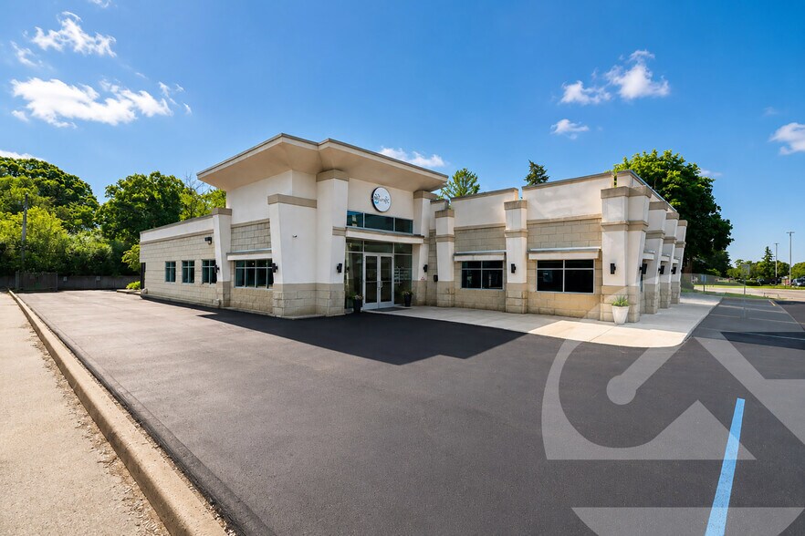 28552 Orchard Lake Rd, Farmington Hills, MI à louer - Photo de l’immeuble – Image 1 sur 3