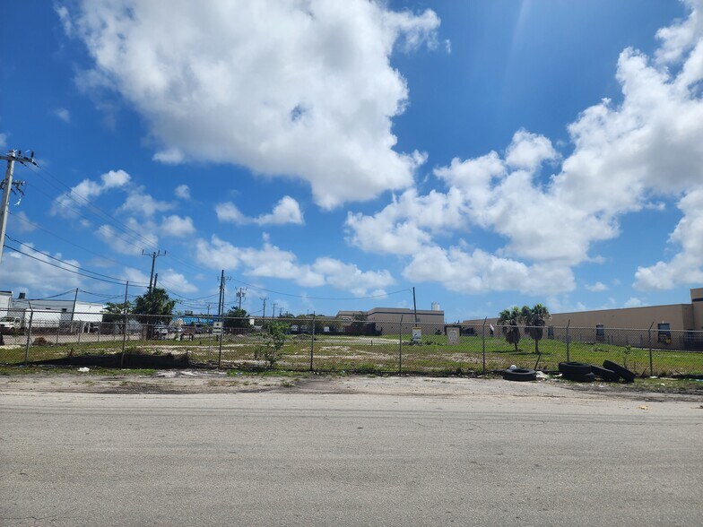 6411 NW 35th Ave, Miami, FL à louer - Photo de l’immeuble – Image 2 sur 4