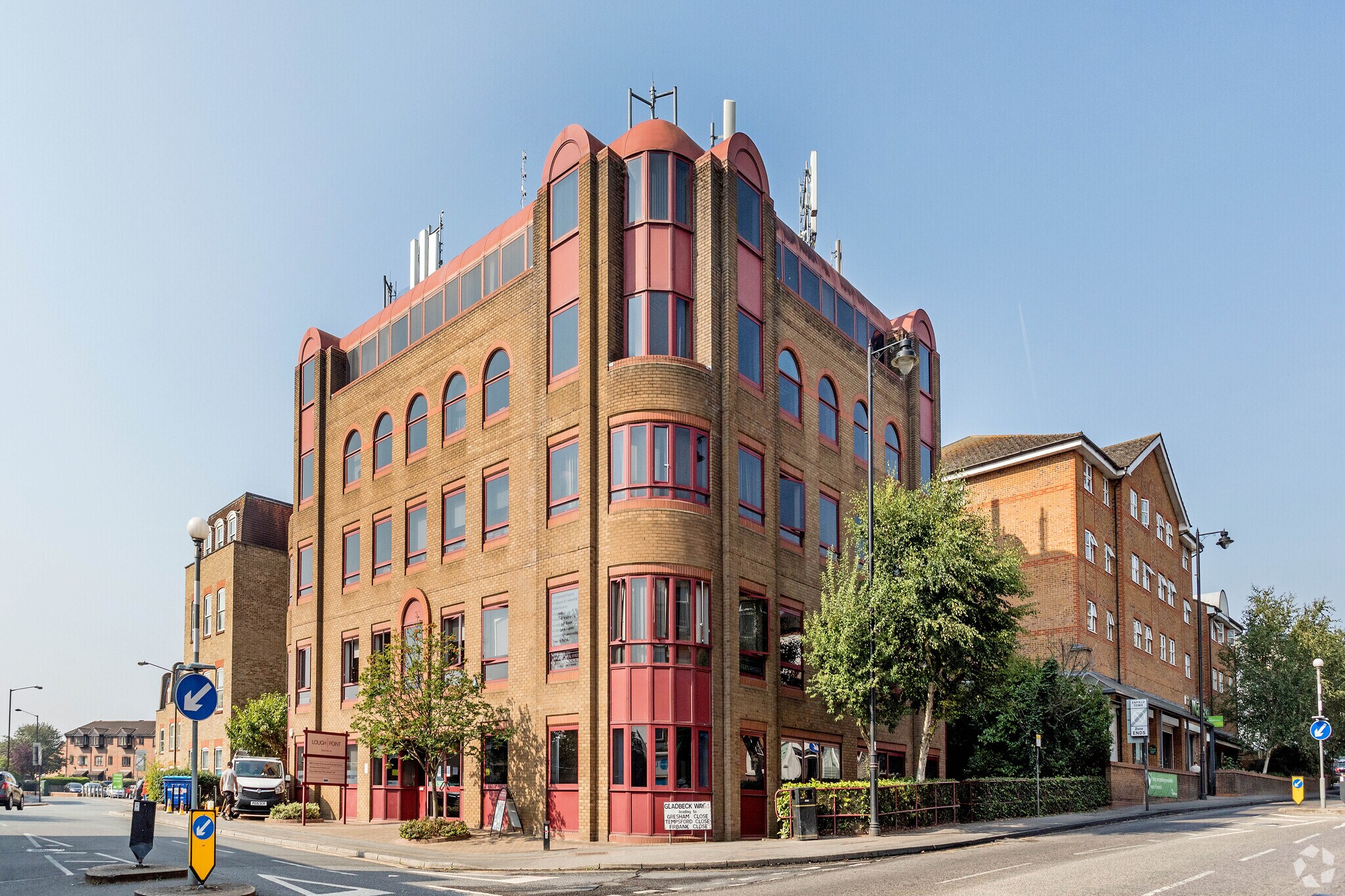 2 Gladbeck Way, Enfield à louer Photo principale– Image 1 sur 2