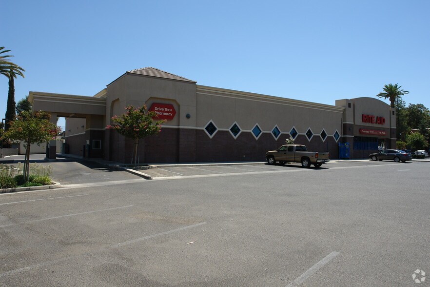 66 W Morton Ave, Porterville, CA à louer - Photo de l’immeuble – Image 2 sur 14
