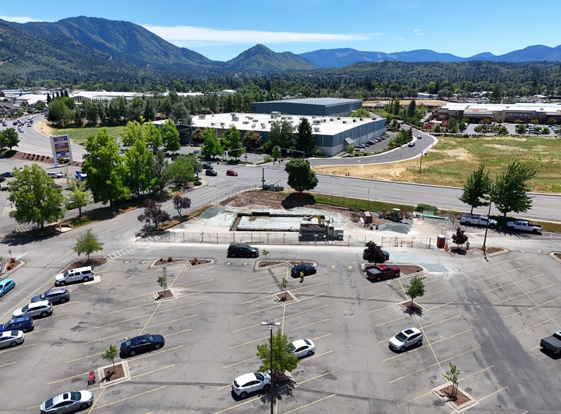 1000 NE E St, Grants Pass, OR à vendre - Photo de l’immeuble – Image 2 sur 5