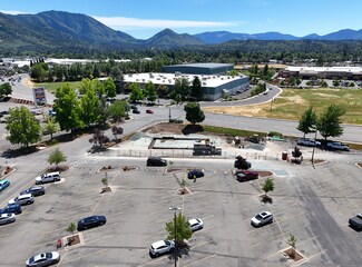 Plus de détails pour 1000 NE E St, Grants Pass, OR - Local commercial à vendre