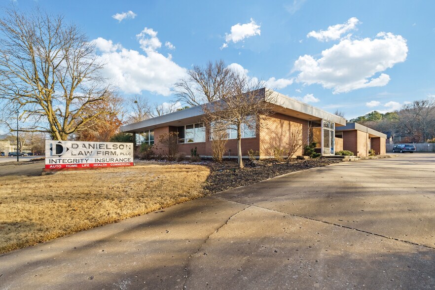 909 E Rolling Hills Dr, Fayetteville, AR à louer - Photo principale – Image 1 sur 11