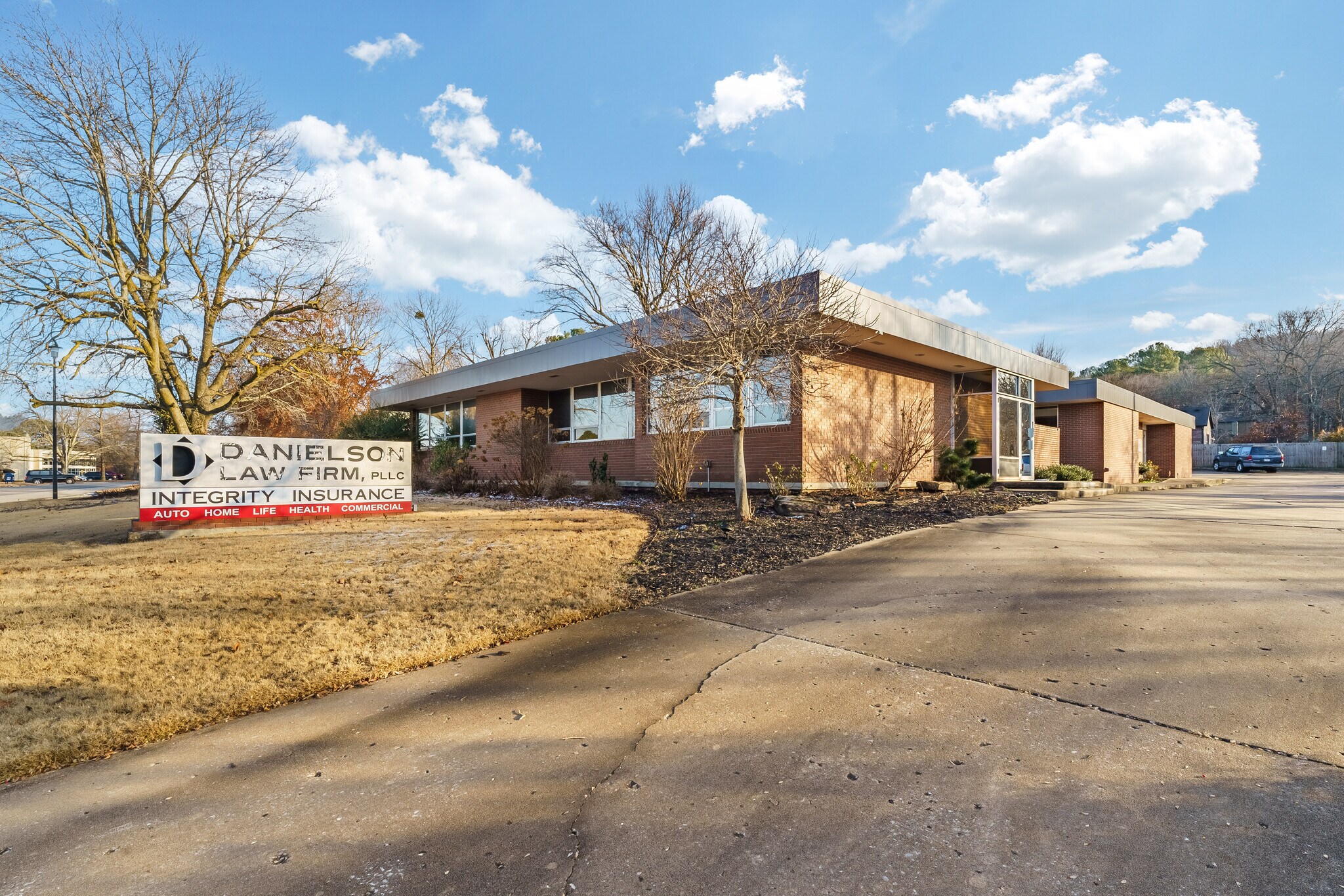 909 E Rolling Hills Dr, Fayetteville, AR à louer Photo de l’immeuble– Image 1 sur 12