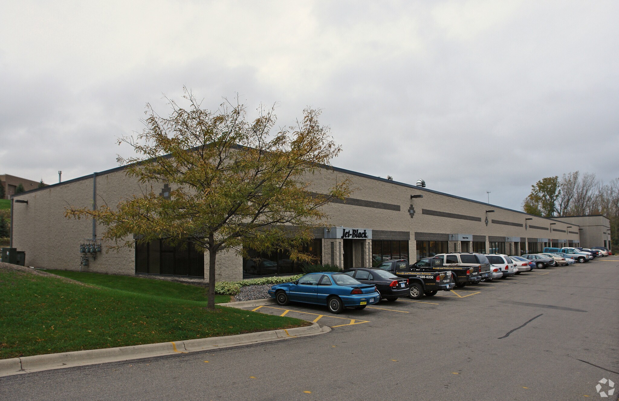25 Cliff Rd W, Burnsville, MN à louer Photo principale– Image 1 sur 5
